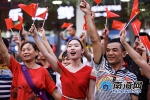 《我爱你，中国》快闪在海口万人海鲜广场上演 市民游客纷纷点赞 - 海南新闻中心