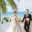 十月四日，一对情侣在三亚湾海滩拍摄婚纱照。 本报记者 武威 摄 - 中新网海南频道