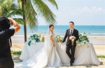 十月四日，一对情侣在三亚湾海滩拍摄婚纱照。 本报记者 武威 摄 - 中新网海南频道