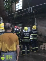 紧急！海口一处房顶坍塌两名老人被困，消防紧急救援…… - 海南新闻中心