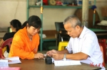 海口这位退休老党员了不起 2年帮200多名村民成功贷款创业 - 海南新闻中心
