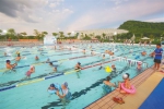 白沙文化体育中心游泳场成为民众健身好去处。袁琛 摄 - 中新网海南频道