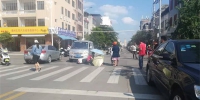 儋州街头面包车与电动车相撞 一学生受伤 - 海南新闻中心