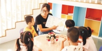琼台幼儿园的孩子在学习绘本故事。 本报记者 张茂 摄 - 中新网海南频道