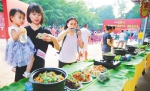 游客在海南(定安)仙沟牛肉·鸭饭美食节活动上品尝美食。 - 中新网海南频道