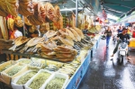 海口东门市场的鱼干种类丰富。 本报记者 李天平 摄 - 中新网海南频道