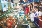 　游客在三亚第一农贸市场选购海鲜。 本报记者 武威 摄 - 中新网海南频道