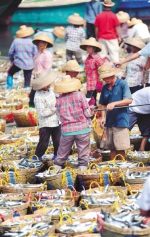 潭门码头海鲜市场交易繁忙。 特约记者 蒙钟德 摄 - 中新网海南频道