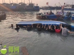 惊险！10米渔船在昌江海尾港内倾覆 海警水中上演救援“大片” - 海南新闻中心