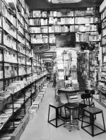 国贸书店里堆满书 - 中新网海南频道