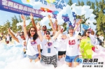 第四届海南国际旅游岛(陵水)青年狂欢节吸引众多外国游客。 - 中新网海南频道