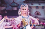 充满浓浓俄罗斯风情的歌舞节目亮相海南。本版图片均由海南日报记者 武威 摄 - 中新网海南频道