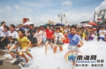 潭门赶海节丰富多彩的活动吸引了众多游客。 海南日报记者 袁琛 摄 - 中新网海南频道
