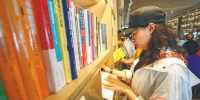 游客在万宁九里书屋享受阅读时光。 - 中新网海南频道