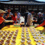 1月2日，三亚南山寺工作人员为游客赠腊八粥。景区供图 - 中新网海南频道
