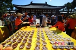 1月2日，三亚南山寺工作人员为游客赠腊八粥。景区供图 - 中新网海南频道