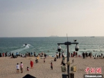 临近春节假日，三亚大东海迎来大批度假客。　王晓斌 摄 - 中新网海南频道