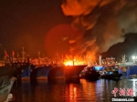 三亚渔船深夜险酿“赤壁之火” - 中新网海南频道