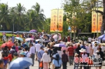 　游客在三亚南山文化旅游区游览。陈文武摄 - 中新网海南频道