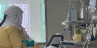 　医生为患者做气管插管。海南省人民医院供图 - 中新网海南频道