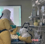 　医生为患者做气管插管。海南省人民医院供图 - 中新网海南频道
