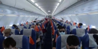 百余名滞留三亚的湖北旅客乘包机飞赴江城 　李耀乐 摄 - 中新网海南频道