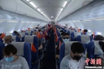 百余名滞留三亚的湖北旅客乘包机飞赴江城 　李耀乐 摄 - 中新网海南频道