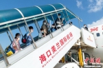 103名滞留海南的湖北旅客乘机返乡 - 中新网海南频道