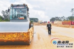 　G360文临公路琼山段，工人在开展路面施工作业。 - 中新网海南频道