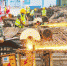 　3月15日，在海口江东新区省委党校新校区建设项目施工现场，工人切割钢筋。 本报记者 李天平 摄 - 中新网海南频道