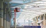 3月13日，美兰国际机场二期项目现场，工人正在进行内部装修施工。 本报记者 李英挺 摄 - 中新网海南频道