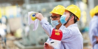 3月16日，位于洋浦的海南汉地阳光石油化工有限公司三期工程，工作人员在紧张作业。图/记者 陈元才 文/特约记者 郝少波 - 中新网海南频道