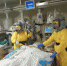 负压病房医护人员在床边为危重型新冠肺炎患者做纤维支气管镜。 海南省人民医院供图 - 中新网海南频道