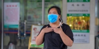 海南省最后一例新冠肺炎确诊病例在海南省人民医院治愈出院。　骆云飞 摄 - 中新网海南频道