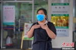 海南省最后一例新冠肺炎确诊病例在海南省人民医院治愈出院。　骆云飞 摄 - 中新网海南频道