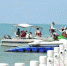 游客在天涯海角游览区游玩水上项目。 三亚日报记者 陈聪聪 摄 - 中新网海南频道