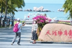 游客在天涯海角游览区拍照留念。三亚日报记者 陈聪聪 摄 - 中新网海南频道