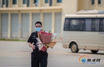 安检员丈夫捧花迎接驰援湖北返琼的妻子：“你是我的骄傲！” - 海南新闻中心