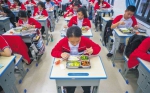 近日，北京师范大学海口附属学校的学生在教室用餐。为了做好开学复课后的防疫工作，该校安排初三、高三年级的学生在教室分开用餐。海报集团全媒体中心记者 刘洋 摄 - 中新网海南频道