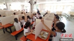 海南枫叶国际学校小学部实行“手势加餐”。　林士杰 摄 - 中新网海南频道