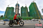 图为海南省海口市在建的商品住房。　骆云飞　摄 - 中新网海南频道
