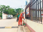 5月12日，在东方市大田镇，环卫工人正在清扫村道。 本报记者 张文君 摄 - 中新网海南频道