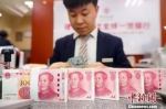 资料图：一银行工作人员清点货币。中新社记者 张云 摄 - 中新网海南频道