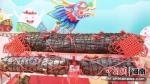 资料图：“白沙粽王”以及一大一小的“情人粽”。白沙供图 - 中新网海南频道