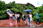 雨后立秋日天凉，游客畅游亚龙湾热带天堂景区 - 中新网海南频道