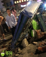 海口一越野车冲入人行道致4人受伤，1人被卡在车底下… - 海南新闻中心