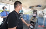 长流站是第一批实施“验检合一”的市域列车站，实施“验检合一”后，旅客过安检后只需在检票口刷身份证就可乘车。记者 苏弼坤 摄 - 中新网海南频道