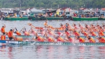 2020首届陵水疍家文化节疍家文化龙舟赛吸引了众多游客群众前来参观体验。武昊 供图 - 中新网海南频道