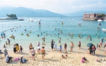 在陵水分界洲岛旅游区，游客在海滩上游玩。武昊 供图 - 中新网海南频道