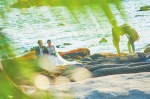 三亚大小洞天景区，摄影师在为新人拍婚纱照。本报记者 封烁 摄 - 中新网海南频道
